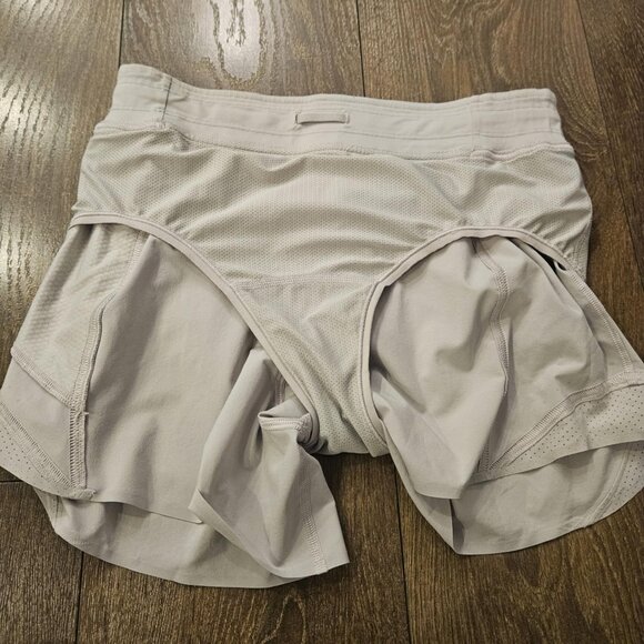 Lululemon Women's Light Grey Hotty Hot High-Rise Lined Short 4" Length, Size 6 - Picture 12 of 16